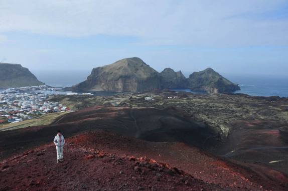 Quase no topo do vulcão Eldfell, na ilha de Heimaey, no sul da Islândia